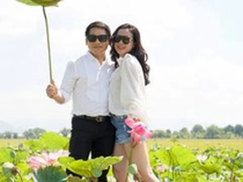 Cuộc sống tuổi 50 của "ông hoàng nhạc đỏ" và mối tình từ thời cấp 3: Quấn quýt không rời