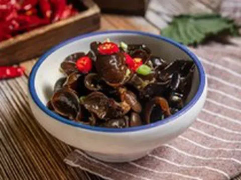 Chỉ ngâm mộc nhĩ trong nước, coi chừng bạn đang ăn phải trứng côn trùng