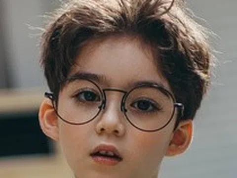 Bé trai nổi tiếng toàn cầu vì đôi mắt đẹp như tranh vẽ giờ ra sao?