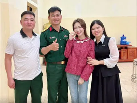 Đại úy Thăng Văn Cương đưa Hòa Minzy và bé Bo ra mắt đồng nghiệp