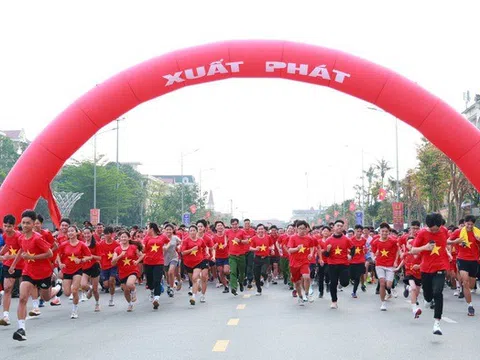 Hàng nghìn người dân Hà Tĩnh khoác lên mình áo Cờ đỏ sao vàng tham gia Ngày chạy Olympic 2026