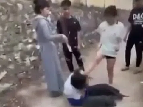 Một thiếu nữ mặc áo học sinh bị đánh hội đồng đến bất tỉnh