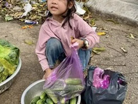 Bé gái mồ côi cha ngồi bán rau ở đường khiến nhiều người xúc động: Diễn biến không ngờ sau đó