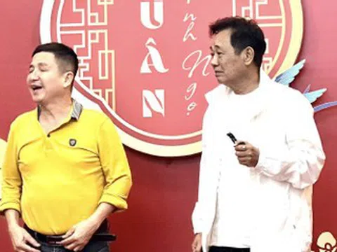 Chí Trung báo tin 'Ngọc hoàng' Quốc Khánh trở lại, Mỹ Tâm - Mai Tài Phến tình tứ trên máy bay