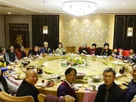 Đi họp lớp, bạn bè khoe làm giám đốc, trưởng phòng, tôi nói mình làm shipper: Về đến nhà, nhận được tin nhắn khó có thể quên