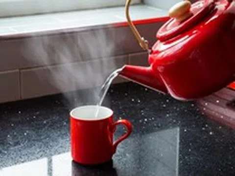 Vì sao người Trung Quốc thích uống nước nóng ngay cả trong mùa hè?