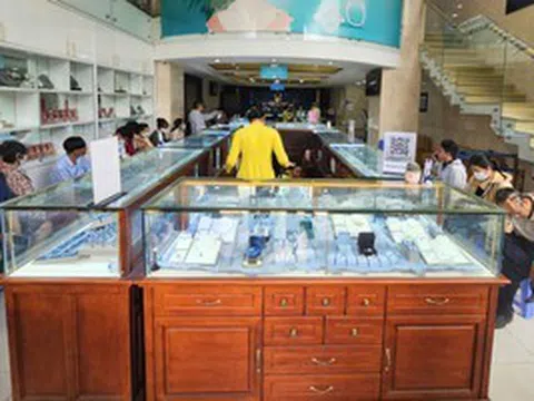 Sau cú rơi 8 triệu đồng/lượng, tiệm vàng xuất hiện cảnh hiếm gặp
