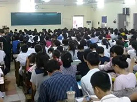 Hình ảnh lò luyện thi Chùa Bộc từ thời giá 5.000 đồng/buổi viral trở lại: Lớp học 700 người "huyền thoại" của thế hệ 8X, 9X Hà Nội