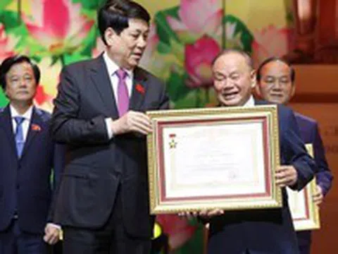 Giám đốc 90 tuổi đứng sau những cỗ máy của hộ kinh doanh, đặt lợi nhuận chỉ 3-5% để phục vụ bà con nông dân