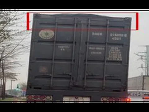 Phát hiện xe container màu đen lạ, cảnh sát Việt Nam lập tức theo dõi giám sát