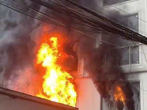 Cháy nhà 6 tầng, 2 thanh niên dũng cảm phá mái tôn cứu người