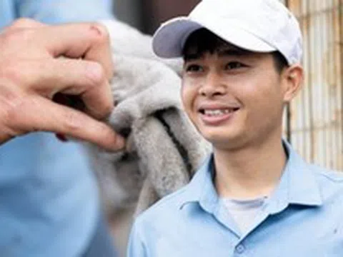 Danh tính người đàn ông phá mái tôn cứu người trong đám cháy rồi âm thầm rời đi: “Ông trời có mắt hết, mình giúp được gì thì giúp thôi”