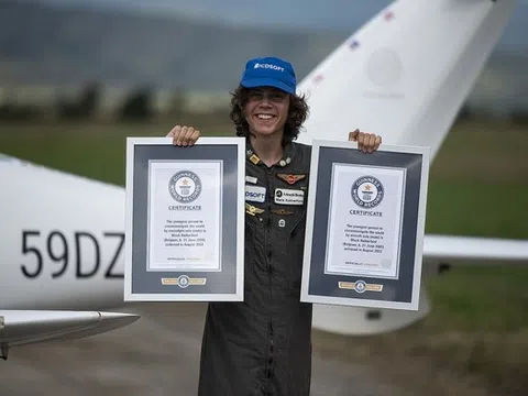 Phi công 16 tuổi lập kỷ lục một mình bay vòng quanh thế giới, điểm dừng tại Đà Nẵng gây bất ngờ