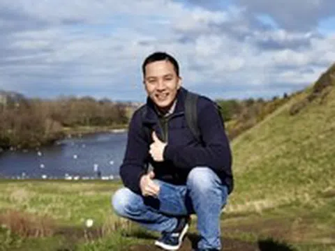 Từ cậu bé 4h sáng lội bùn đi học đến top 2% nhà khoa học ảnh hưởng nhất thế giới