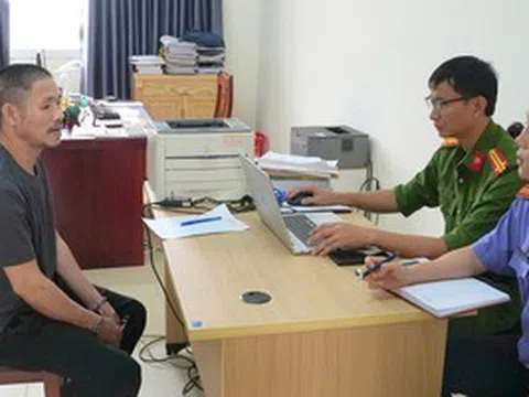 Xin bỏ qua lỗi vi phạm nồng độ cồn không được, mở cốp xe máy lấy búa đánh liên tiếp vào đầu CSGT