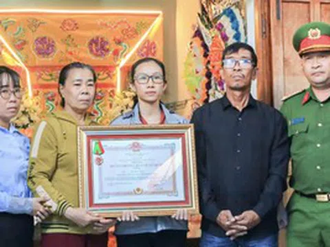 Truy tặng Huân chương Bảo vệ Tổ quốc hạng ba cho công an xã hy sinh đấu tranh với "cát tặc"