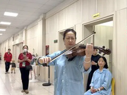 Xúc động cảnh nữ bệnh nhân khoa Cấp cứu BV Bạch Mai chơi viola tri ân y bác sỹ