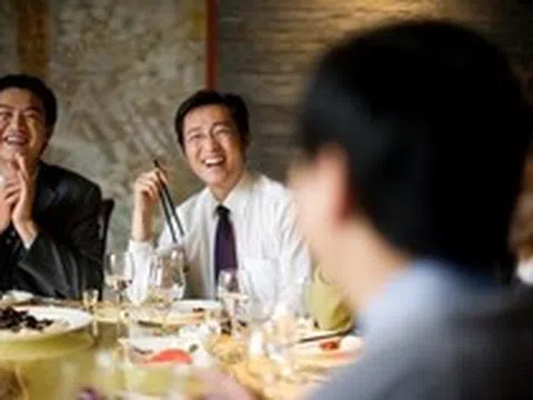 Sếp cũ mời cả nhóm đi ăn rồi đột nhiên biến mất, tôi âm thầm trả hóa đơn hơn 19 triệu đồng: Một tuần sau nhận được email không ngờ tới