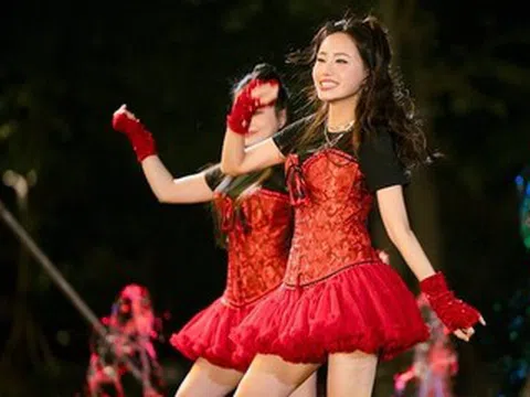 'Cô gái thời tiết' VTV khoe vũ đạo nóng bỏng, Kim Lý hôn Hồ Ngọc Hà ở Mỹ