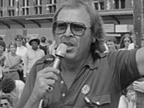 44 năm đi bộ xuyên thế giới, người đàn ông mang theo thứ đặc biệt gì khiến Guinness vinh danh?