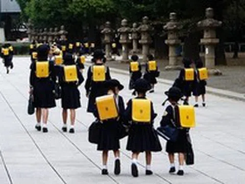 Tại sao phụ huynh Nhật Bản thường để con tự đi bộ đi học thay vì đưa đón?