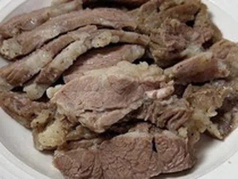 Sau 30 năm ăn thịt, tôi phát hiện ra luộc thịt kiểu này là ngon nhất: Thịt không tanh hay khô, ít mỡ lại tốt sức khỏe