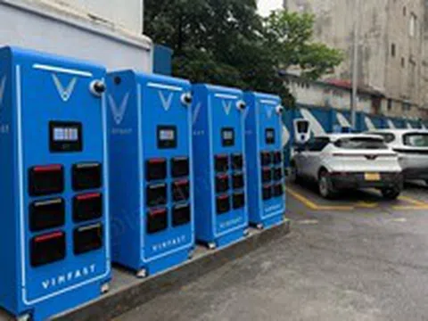 Tỷ phú Phạm Nhật Vượng bắt tay tỷ phú Nguyễn Thị Phương Thảo