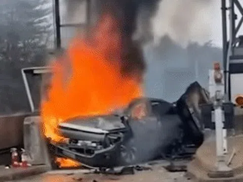 Nam diễn viên 52 tuổi thoát chết sau khi mắc kẹt trong xe bốc cháy