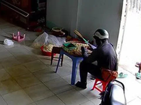 Shipper bước vào nhà trong lúc chờ khách chuyển tiền, cảnh lọt vào camera được cắt ra đăng tải khắp nơi