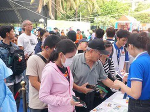 Người dân nhộn nhịp đi săn tour du lịch ưu đãi dịp 30-4 tại ngày hội ở TPHCM