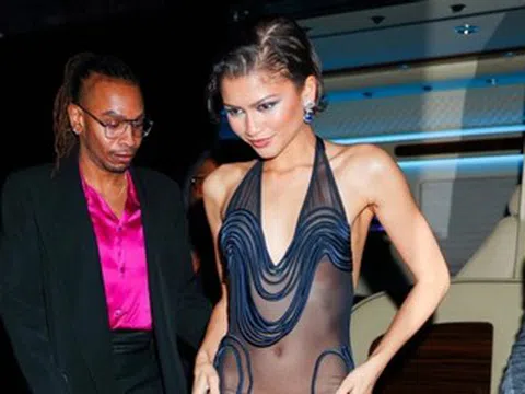 Nữ diễn viên 30 tuổi diện váy xuyên thấu không nội y táo bạo