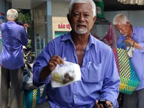 Một ngày theo chân người đàn ông bán vé số vẫn đi phát cơm cho bệnh nhân nghèo: “Thấy mình, cô bác mừng lắm…”