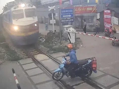 Tài xế xe máy cố tình vượt qua đường ray và cái kết thót tim