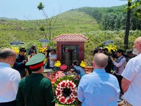 Tưởng niệm 25 năm tai nạn trực thăng làm 16 người tử nạn khi tìm kiếm người Mỹ mất tích