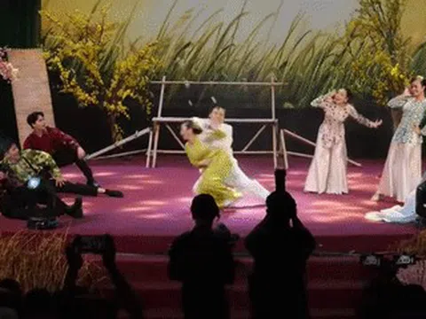 Vụ cháu gái NSƯT Vũ Linh ngả ngớn phản cảm: Không thể bất chấp lên sân khấu!