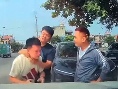 VIDEO: Người đàn ông bị bóp cổ, đánh tới tấp ngay giữa phố