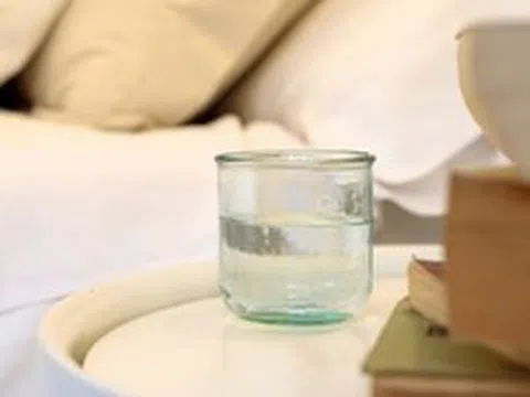 Không phải mê tín, đây là lý do tại sao nên đặt 1 cốc nước ở nhiệt độ phòng cạnh giường ngủ