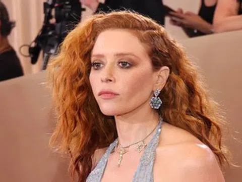 Nữ diễn viên 47 tuổi vừa bị đuổi khỏi máy bay là ai?