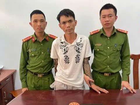 Bị bắt giữa phố, gã đàn ông lộ số ma túy cất giấu trong người