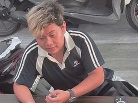 TPHCM: Bắt giữ nam thanh niên tóc vàng giật 2 iPhone ở tiệm cầm đồ