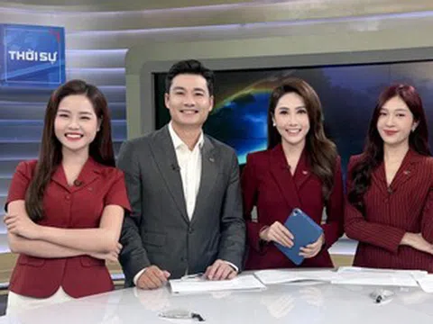 MC thời sự VTV khoe ảnh 'đẹp trai nhất', hoa hậu Tiểu Vy xinh như một nữ thần