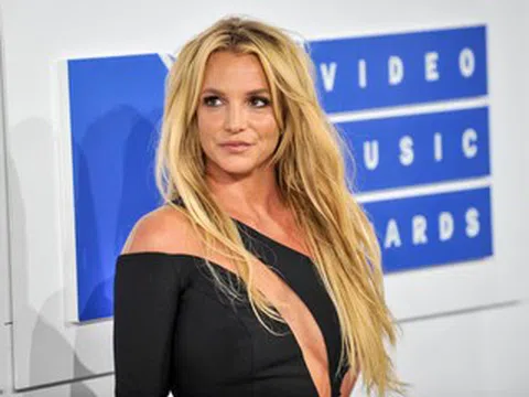 Chồng cũ 'công chúa nhạc pop' mừng vì vợ tự nguyện vào trại cai nghiện