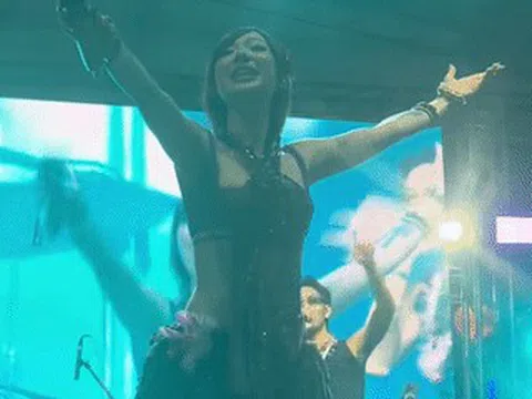 Nữ ca sĩ 26 tuổi tháo chạy khỏi sân khấu sau sự cố khiến ê-kíp bị điện giật