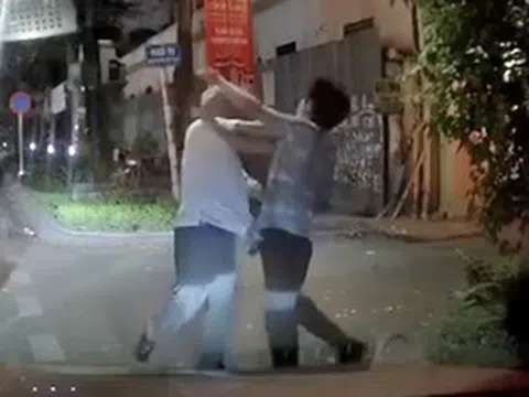 Tài xế Mercedes bị tố tạt đầu, đấm tài xế taxi