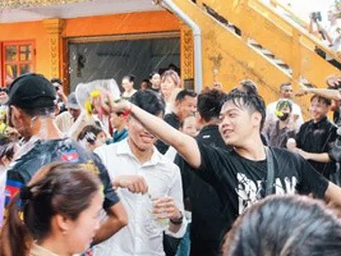 TPHCM: Hàng ngàn người đổ về chùa Chantarangsay tắm Phật, té nước cầu an