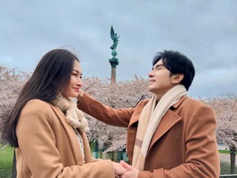 Ca sĩ Đan Trường thân thiết cô gái lạ, NSND Tự Long tạo dáng bên xe xịn