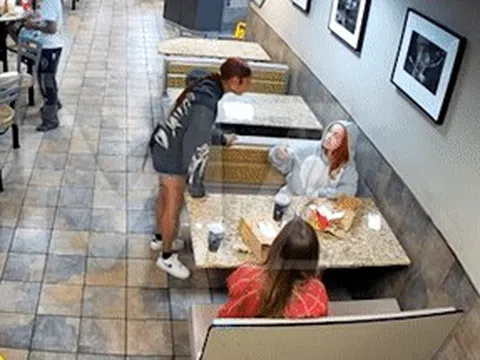 Nữ ca sĩ 26 tuổi bị fan tấn công, tát thẳng vào mặt trong quán ăn