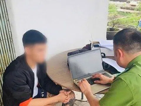 Nam thanh viên 19 tuổi đi xe máy tông CSGT bị thương