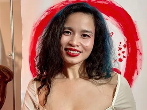 Nỗi đau và sự cô độc ám ảnh của nữ ca sĩ 'điên nhất showbiz Việt'