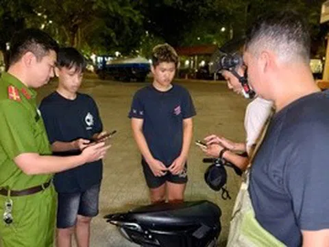 Xe máy chở 3, lạng lách và cố tình tông vào rào chắn của công an